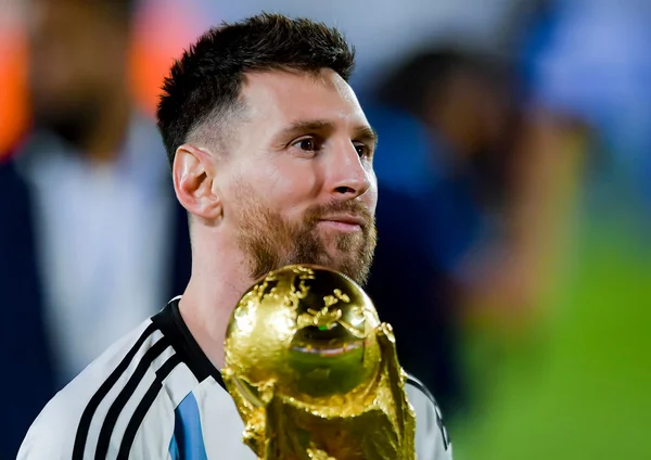 Com Messi próximo do 100º gol e em clima de festa, Argentina volta a campo