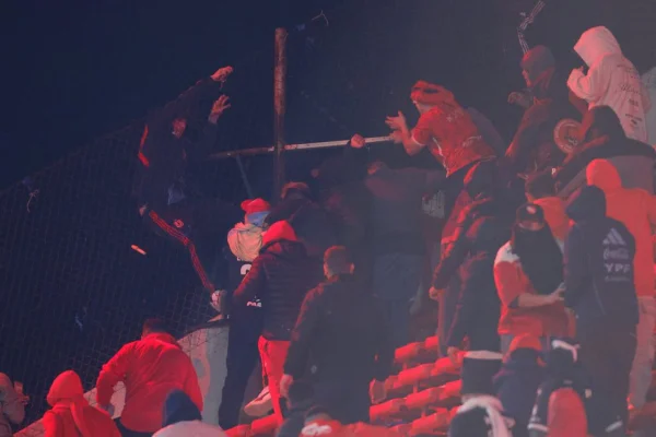 Torcedores brigada no estádio Libertadores de América, em Buenos Aires, na Argentina