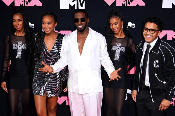 Foto com cor. Sean Combs e filhos no MTV Video Music Awards 2023 - Metrópoles
