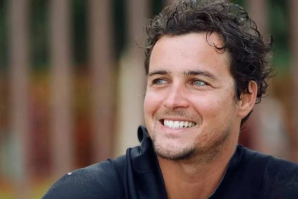 Galã nos anos 2000, Felipe Dylon aparece irreconhecível em praia