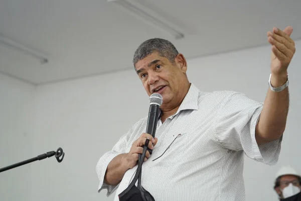 Imagem colorida de Milton Leite, homem negro, grisalho, de camisa branca, falando ao microfone enquanto gesticula - Metrópoles