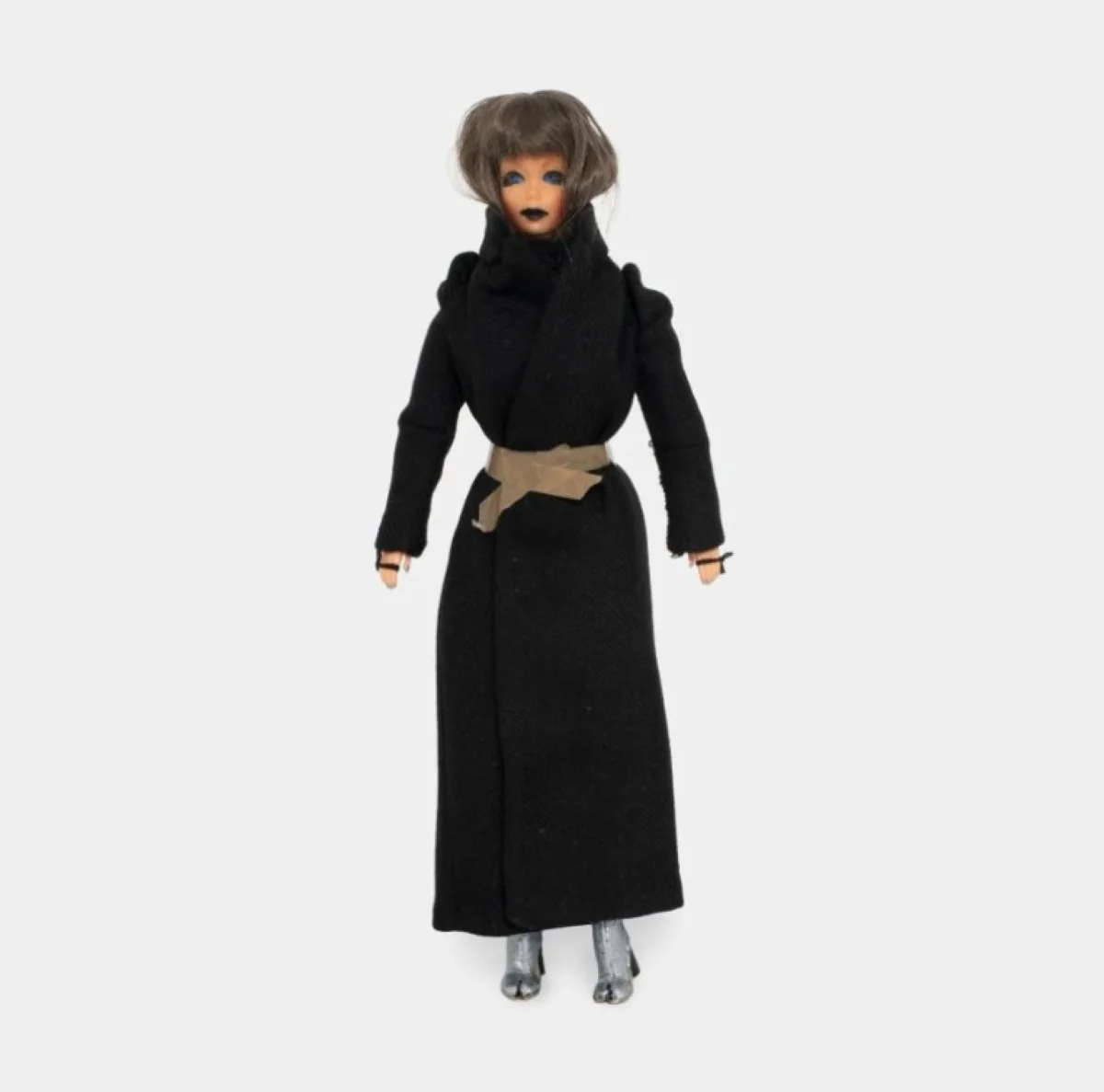Boneca Barbie vestida com um traje da coleção "El Globo", Outono-Inverno 1989-1990
Boneca Barbie vestida com um traje da coleção "El Globo", Outono-Inverno 1989-1990