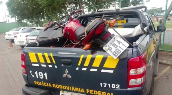 Homem adultera placa de moto com fita isolante e acaba preso na BR-060