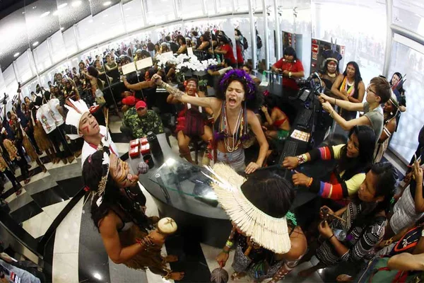 Em protesto, indígenas invadem prédio do Ministério da Saúde