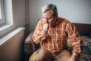 A tosse persistente, apesar de ser um sintoma comum de diversas doenças, deve ser investigada caso continue por mais de quatro semanas. Se for acompanhada de falta de ar e de sangue, por exemplo, pode ser um indicativo da doença no pulmão