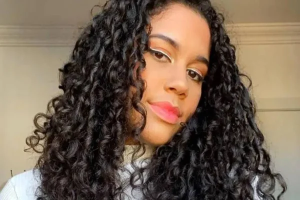 Tiktoker Desirée Almeida morre aos 21 anos em acidente de moto em SC