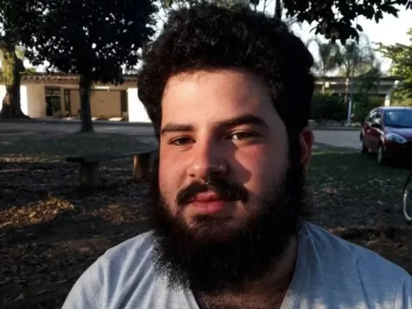 Foto colorida de Bernardo Paraíso, estudante universitário que foi baleado durante tiroteio, em Seropédica (RJ) - Metrópoles