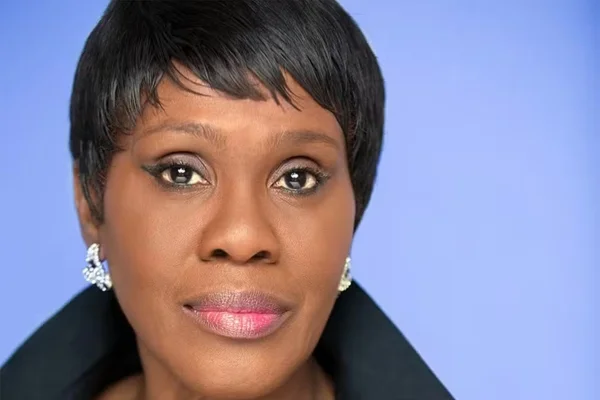 Foto colorida da atriz Dee Freeman - Metrópoles