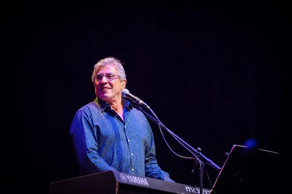 Ivan Lins diz que Brasil está sendo governado por débeis mentais