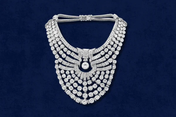 foto com cor. joia Van Cleef & Arpels realeza egípcia - metrópoles