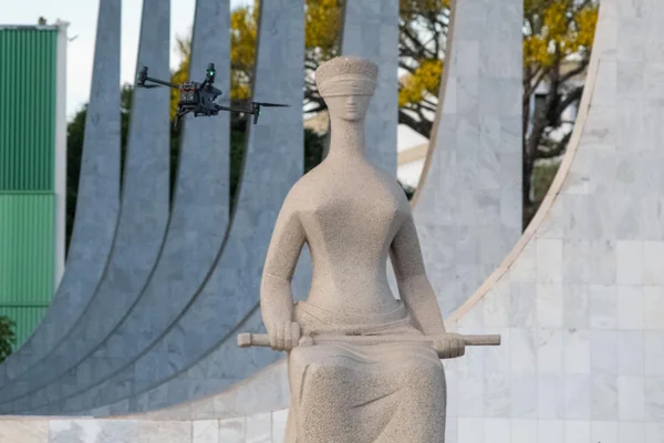 Praça dos Três Poderes amanhece cercada por grades e com policiamento reforçado nesta terça-feira (2 de setembro de 2025), com a segurança ampliada antes do início do julgamento do ex-presidente Jair Bolsonaro e outros sete acusados na Primeira Turma do STF