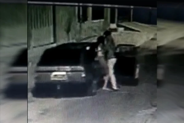 homem forçando mulher a entrar em carro