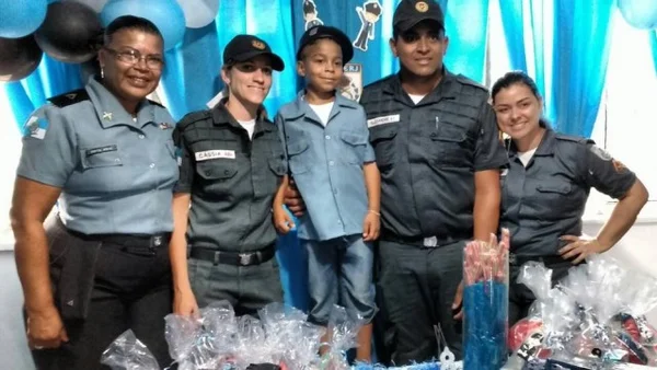 Fã da PM, menino ganha festa de aniversário em quartel