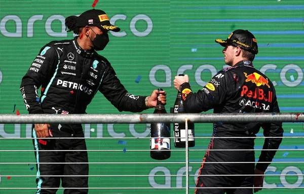 Verstappen sobre relação com Hamilton: “Não vamos sair para jantar”