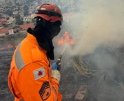 Bombeiro no combate às chamas na Serra do Curral Bombeiro no combate às chamas na Serra do Curral