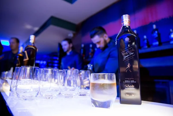 Johnnie Walker lança linha de uísques “fantasmas” a R$ 1,7 mil