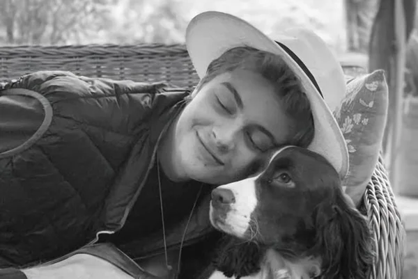 Foto em preto e branco de homem ao lado de cão - Metrópoles - polg