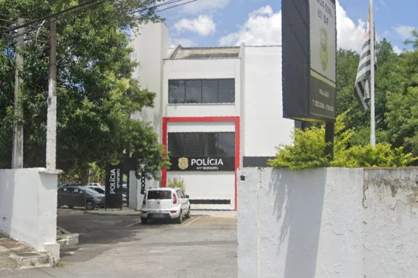 Imagem colorida do 63° Distrito Policial. Metrópoles