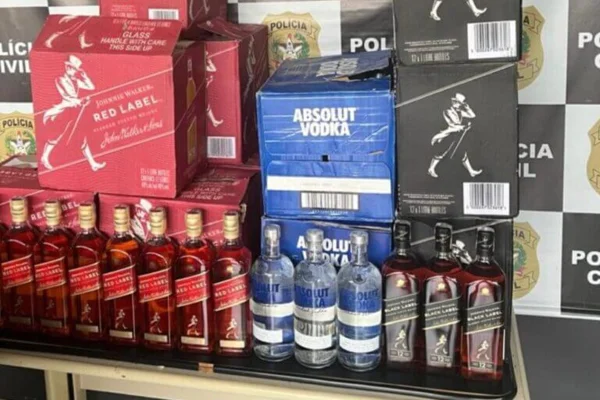 Garrafas de marca famosa escondiam bebida falsificada em balada
