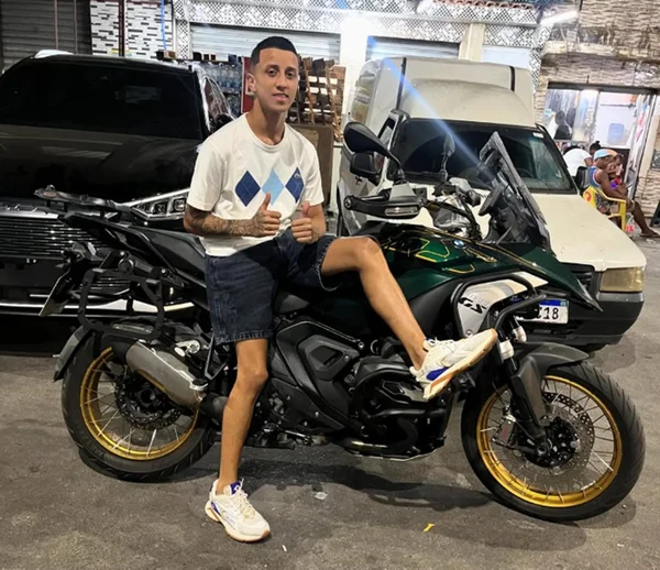 homem sentando em moto