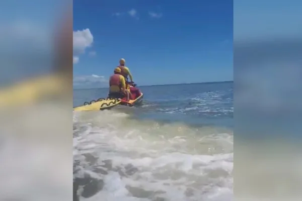 Imagem colorida mostra bombeiros procurando jovem de 22 anos e um cachorro que desapareceram após se afogarem em Balneário Piçarras - Metrópoles