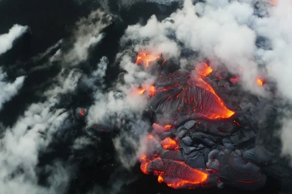 Imagem colorida da lava do vulcão Piton de la Fournaise - Metrópoles