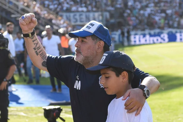 Neto de Maradona e afilhado de Messi, filho de Agüero inicia carreira