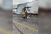 A Companhia de Saneamento Municipal (Cesama) e a Mercedes-Benz disponibilizaram um caminhão cada para o transporte e fornecimento de água A Companhia de Saneamento Municipal (Cesama) e a Mercedes-Benz disponibilizaram um caminhão cada para o transporte e fornecimento de água