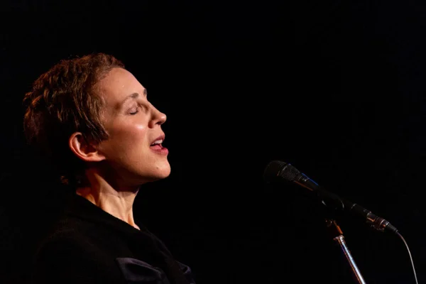 Fotografia colorida mostrando rosto de cantora-Metrópoles