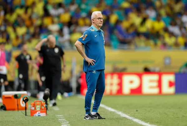 Imagem colorida de Dorival Júnior na beira do gramado - Metrópoles