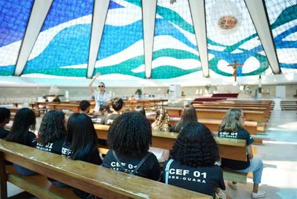 Estudantes da Estrutural visitam pela 1ª vez pontos turísticos do DF