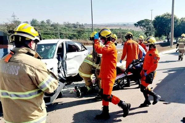 Quatro pessoas, incluindo grávida e criança, ficam feridas em acidente