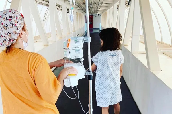 Brasiliense de 8 anos fica à beira da morte por brincar com slime