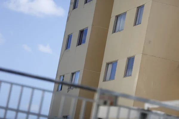 Homem agride mulher, efetua disparos e pula de prédio em Águas Claras