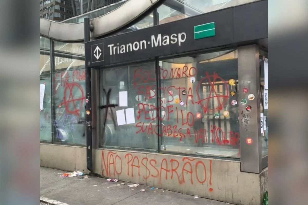 Manifestantes depredam estações de metrô em SP durante ato pró-Lula