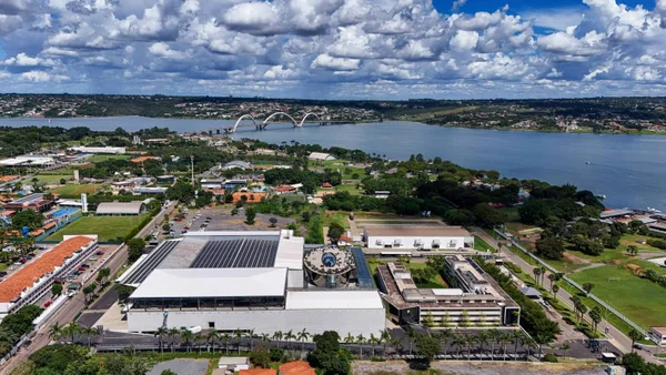 Fotografia colorida aérea do centro de convenções-Metrópoles
