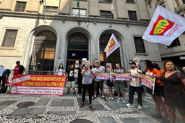 Imagem colorida mostra pessoas em frente a prédio histórico em protesto de apoio à greve dos funcionários da CPTM - Metrópoles