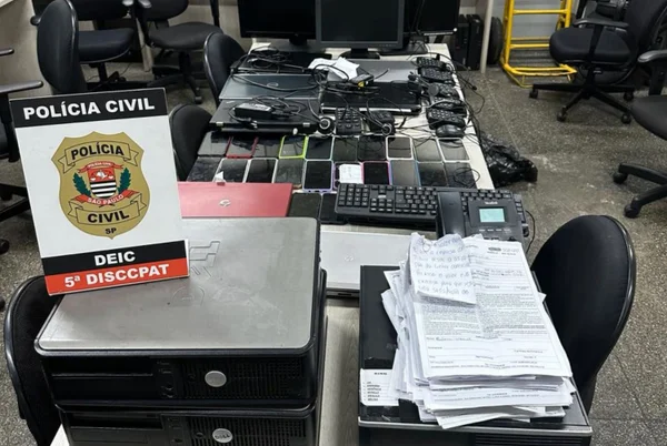 Imagem mostra documentos e equipamentos eletrônicos - Metrópoles