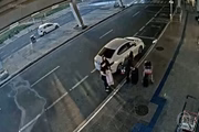 Na entrada do aeroporto, é possível ver as jovens chegando com uma bagagem preta e outra rosa 