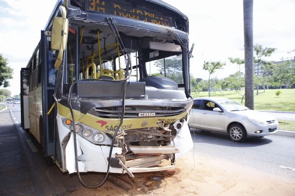 Acidente entre dois ônibus deixa 35 pessoas feridas na Asa Sul