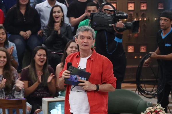 Fã se declara ao vivo e deixa apresentador global envergonhado