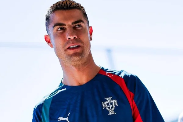 Foto colorida de Cristiano Ronaldo - Metrópoles