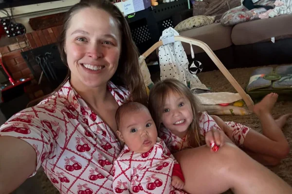 Foto colorida de Ronda Rousey com as filhas - Metrópoles