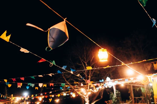 Imagem colorida de bandeiras de festa junina - Metrópoles