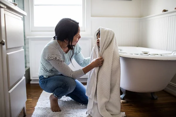 Maternidade real: cinco tarefas insuportáveis da rotina de mãe