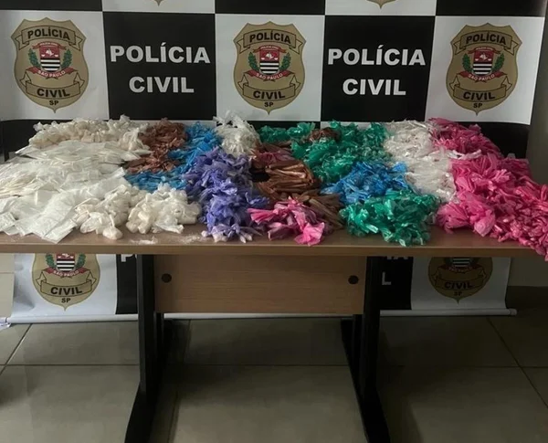 Imagem colorida mostra várias drogas em embalagens coloridas espalhadas em uma mesa da Polícia Civil de São Paulo - Metrópoles