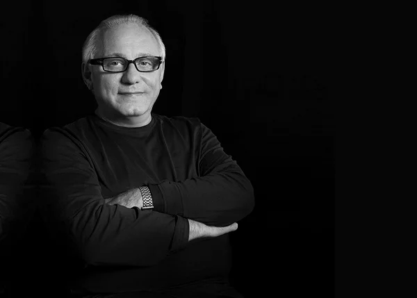 Estilista Max Azria, criador da BCBG, morre aos 70 anos