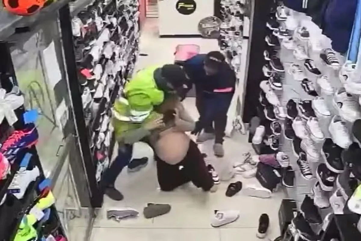 Criminosos invadem loja e espancam grávida na Argentina; veja o vídeo