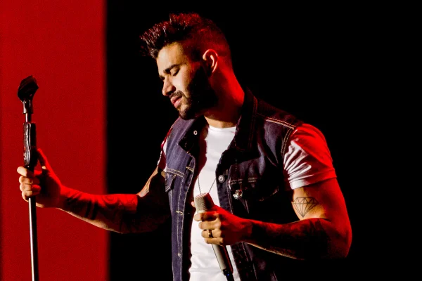 Cantor Gusttavo lima durante show de música sertaneja - Metrópoles
