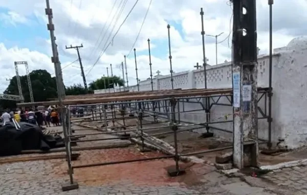 Imagem colorida de estrutura de São João montada em frente ao cemitério de Santa Bárbara (BA) - Metrópoles